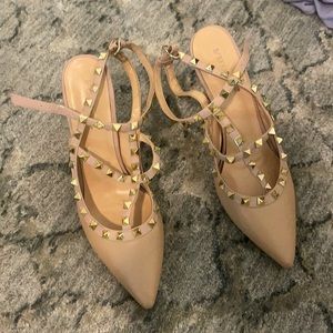 Closed-Toe Rockstud Heels - Size 8 - Nude